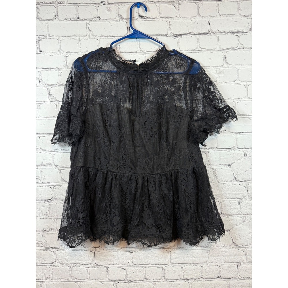 ✨Torrid✨ Black Lace Blouse very complimentary and comfortable too!